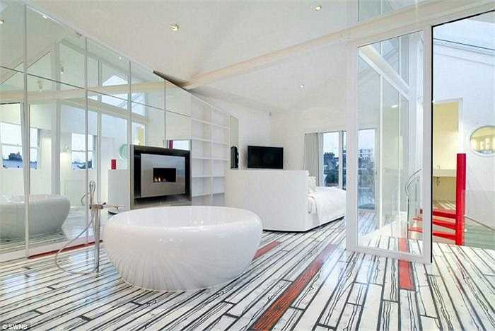 Một điểm phá cách khác của ngôi nhà cầu vồng là phòng ngủ chính với chiếc giường ngủ có thể xoay 360 độ. Khách thuê có thể bước vào phòng ngủ bằng lối cầu thang kính hình xoắn ốc 7 màu. 