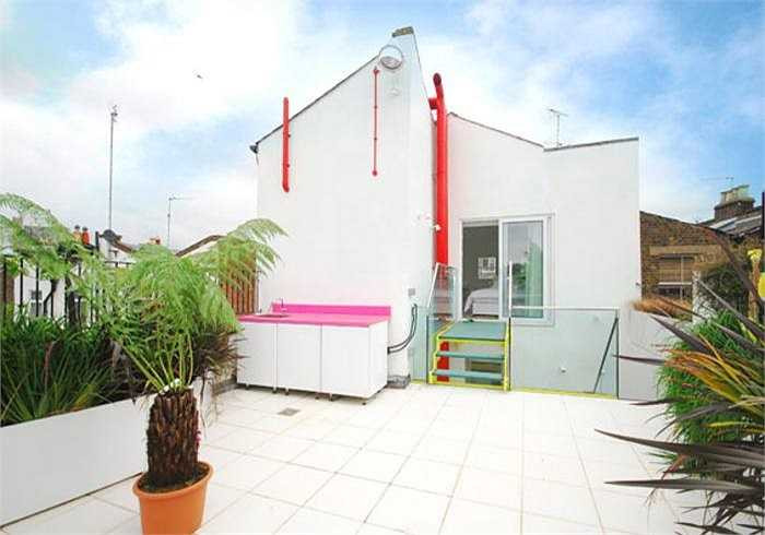 Đường ống nước hay cầu thang ở một góc sân thượng ngôi nhà cầu vồng cũng được sơn bằng các khối màu rực rỡ và bắt mắt. 