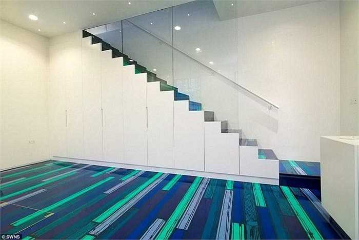 Sàn nhà được lát bằng loại gỗ đặc biệt với họa tiết là những hình khối màu tuyệt đẹp. Nhà cầu vồng được công ty bất động sản mô tả như trường hợp điển hình của phong cách kiến trúc đương đại. 