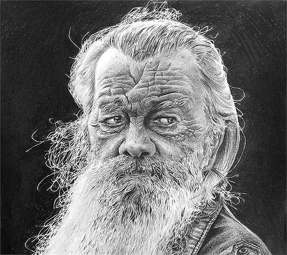 Bức tranh ông lão này, Tùng mất 25 giờ để thực hiện để tả râu, tóc và rất nhiều chi tiết trên khuôn mặt.