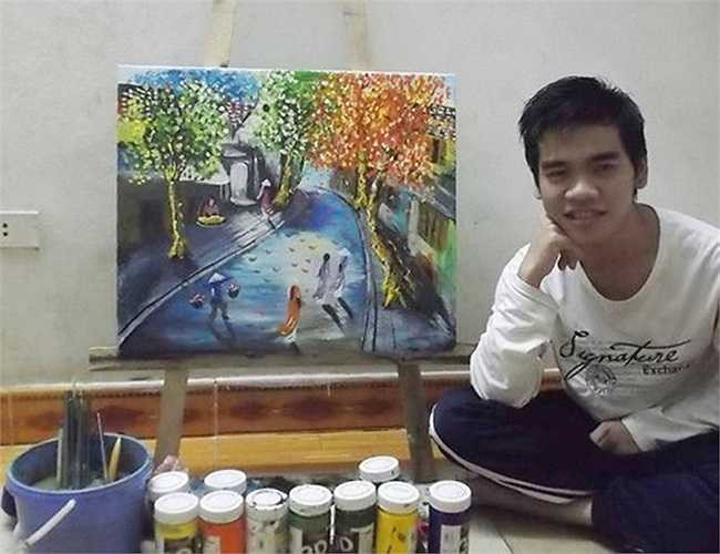 Minh Toản bên tác phẩm vừa hoàn thành của mình.