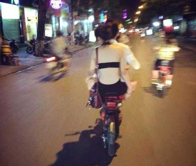 Thời trang mát mẻ trên xe đạp điện của thiếu nữ từ khiến dư luận xôn xao, lên án.
