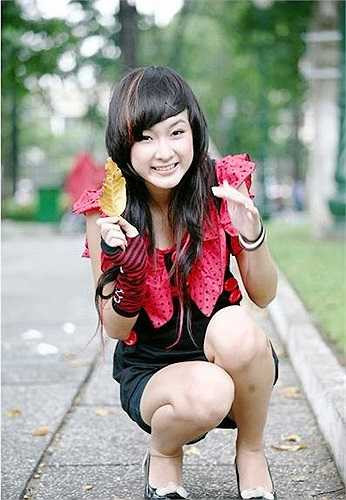 Angela Phương Trinh từng được nhiều khán giả yêu mến qua những vai diễn trong phim Người mẹ nhí, Kính vạn hoa... Khi lấn sân ca hát, cô cũng bắt đầu với những ca khúc nhạc teen nhẹ nhàng, dễ thương nhưng không mấy được chú ý. 