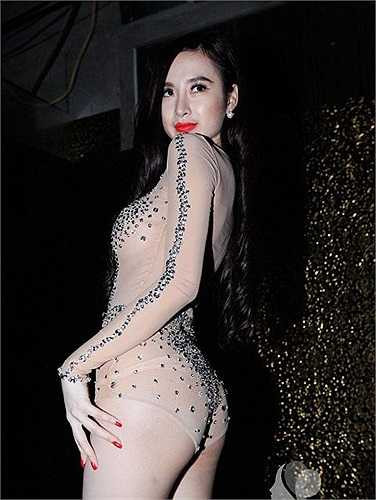 Dù việc lột xác hình tượng này mang lại nhiều thành công cho Angela Phương Trinh nhưng nữ ca sỹ cũng gặp không ít rắc rối. Angela Phương Trinh từng bị cấm biểu diễn vì lỗi trang phục phản cảm.