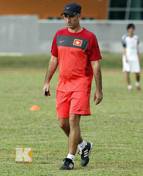 HLV Guillaume Graechen chỉ đạo học trò trong buổi tập chiều 17/8