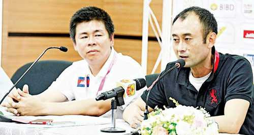 HLV Lee Tae-hoon (phải) trả lời giới truyền thông