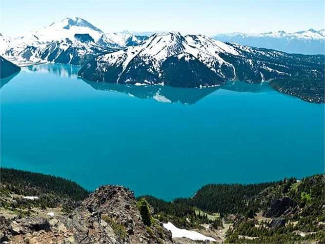 Màu nước xanh trong của hồ được tạo nên bởi quá trình chuyển tiếp dao động, nói một cách đơn giản là sự kết hợp thú vị giữa các hạt photon và electron. 