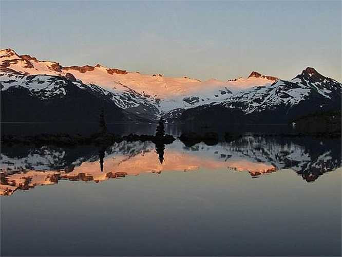 Khi hoàng hôn buông xuống, khung cảnh trở nên lung linh và thơ mộng. 