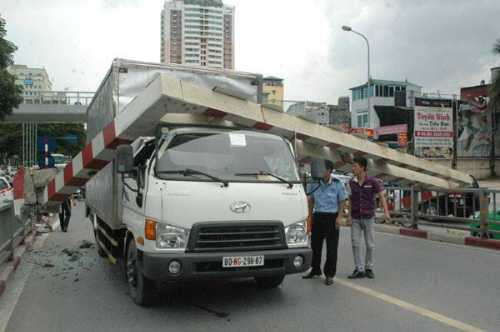 Xe tải đâm đổ cổng cầu vượt Láng Hạ, 2 người nguy kịch