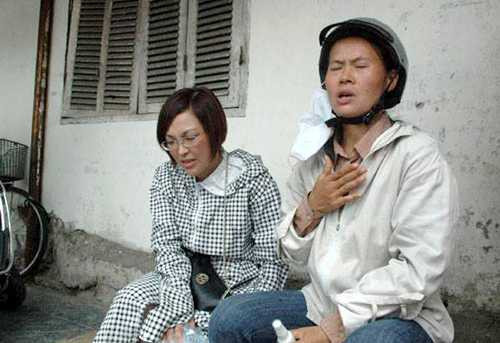 Xe tải đâm đổ cổng cầu vượt Láng Hạ, 2 người nguy kịch