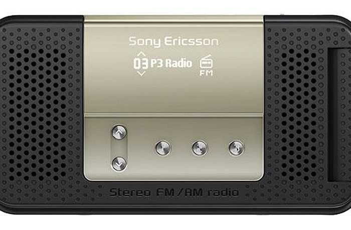 Bạn có thể thấy điện thoại vỏ sò R306 trông như một chiếc đài radio bỏ túi. Khi gập lại, thiết bị đúng thật giống một chiếc đài radio với vài nút nhỏ và loa stereo ở phía trước, chỉ thiếu một chiếc ăng-ten chuyên dụng nhô ra.