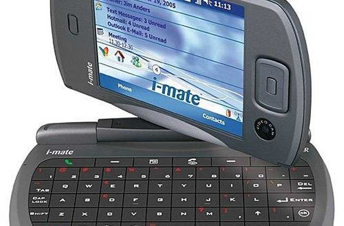 Bạn có thể dùng HTC Universal theo chiều ngang để nhập văn bản với bàn phìm QWERTY đầy đủ, hoặc dùng máy theo chiều dọc để tận dụng màn hình cảm ứng. Ngoài ra, bạn còn có thể bảo vệ màn hình khỏi bị xước bằng cách lật cho màn hình úp mặt vào bàn phím. Màn hình xoay 180 độ giúp Universal có thể được dùng ở nhiều chế độ.