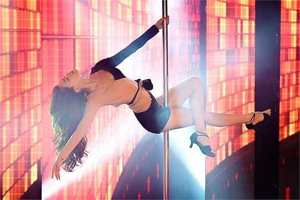 Hồ Ngọc Hà múa cột cực sexy