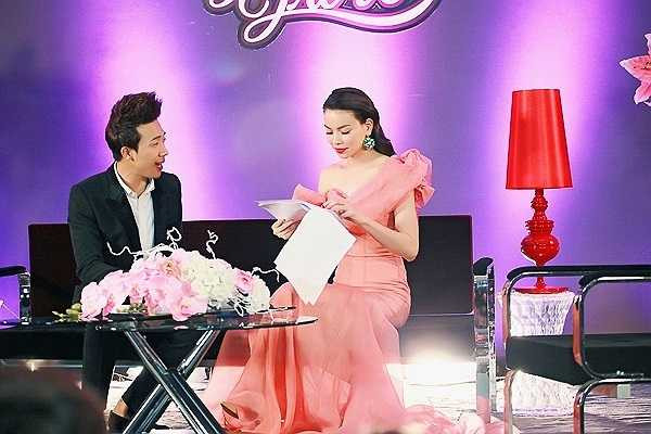 Hồ Ngọc Hà tham gia dẫn chương trình.