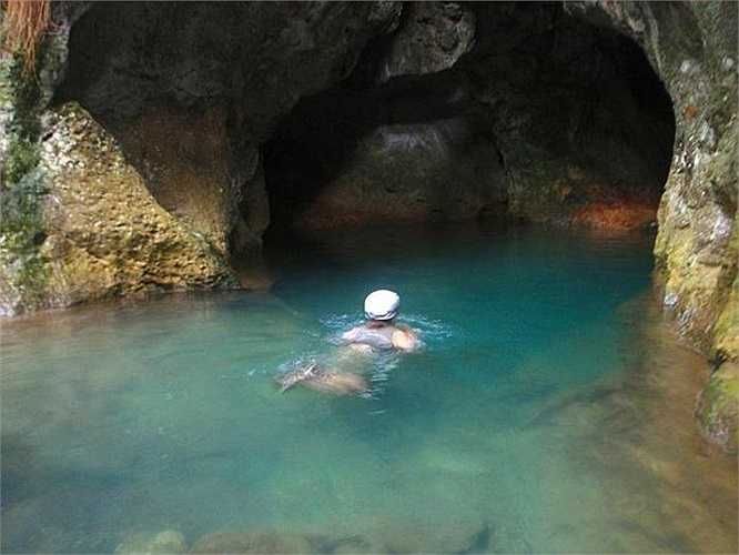 Cách duy nhất để khám phá những bộ xương người huyền thoại là bơi vào hang. 
