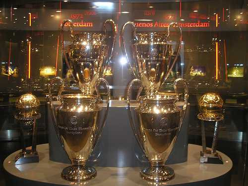 Danh hiệu hay tài chính bền vững?