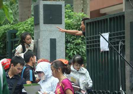 Hà Nội: Không có chuyện hủy hợp đồng với 10.000 cán bộ