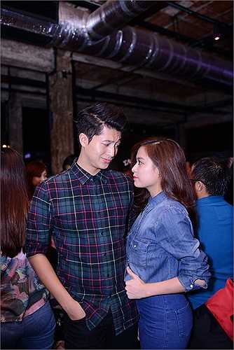 Cả hai cùng tạo dáng nhí nhảnh, đáng yêu.