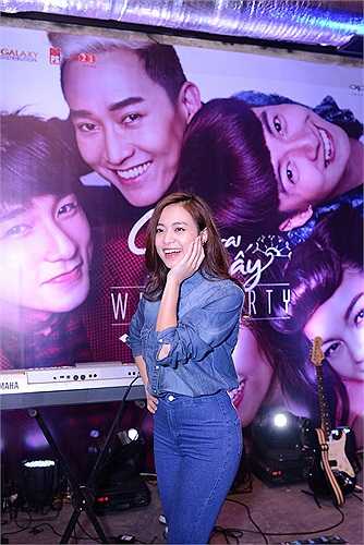 Hoàng Thùy Linh ăn mặc khá giản dị.