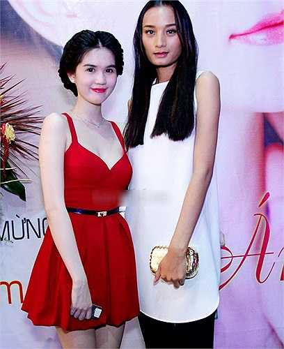 Ngọc Trinh bất ngờ bị lép vế khi đứng cạnh người mẫu Lê Thúy. Trước đây khi trả lời các fan, Ngọc Trinh khẳng định mình cao 1m70 và nặng 49kg, tuy nhiên, sự chênh lệch quá lớn với người mẫu Lê Thúy có chiều cao 1m8 khiến cô dính nghi án khai gian chiều cao.