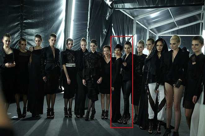 Khi sang Thượng Hải biểu diễn cho nhà thiết kế Kelly Bùi, nữ hoàng giải trí Việt Hồ Ngọc Hà và cựu siêu mẫu lọt thỏm giữa các người mẫu trẻ ngoại quốc.