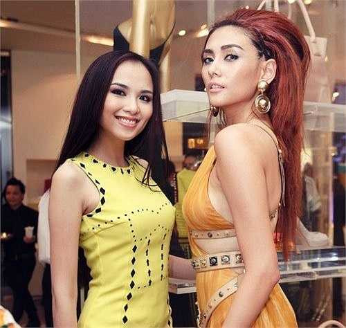 Sự khác biệt quá lớn giữa người có chiều cao 1m75 là Hoa hậu Diễm Hương và cô người mẫu Hoàng Yến cao 1m78 khiến nhiều người đặt câu hỏi, đâu mới chính là chiều cao thật của các người đẹp.