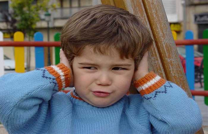 Tiếng ồn có thể gây nguy hiểm cho những người mắc bệnh tim, tác động đến tâm lý như trầm cảm, căng thẳng, suy giảm thính giác thậm chí là mất hoàn toàn tính giác.Tiếng ồn đang làm mất dần giá trị, chất lượng cuộc sống của bạn. Dưới đây là một số tác dụng phụ tồi tệ nhất của tiếng ồn cho sức khỏe con người. 