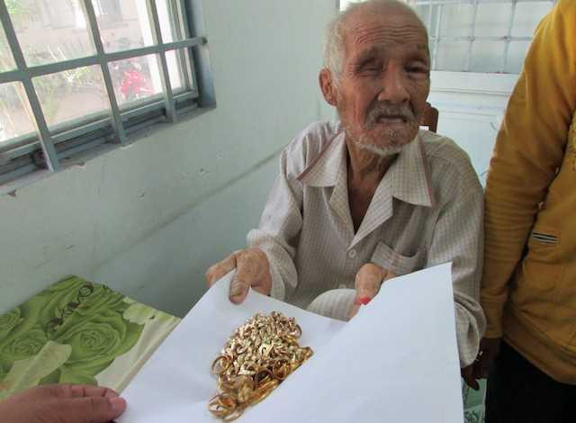 Ông lão ăn xin ở Đồng Tháp được trả lại 10 lượng vàng