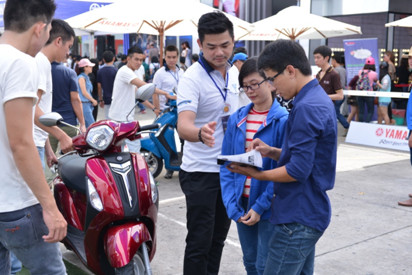 Rất nhiều khách hàng tỏ rõ sự thích thú và quan tâm với dòng xe ga mới của Yamaha