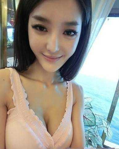 Cuối năm 2010, truyền thông Trung Quốc lại xôn xao với tin con trai Thành Long đang có quan hệ tình ái với nữ người mẫu xinh đẹp của đại lục là Lý Dĩnh Chi. Tại thời điểm này, những tấm hình thân mật của cả hai trở thành đề tài bàn tán của người hâm mộ.