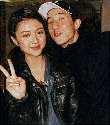 Tháng 3/2006, trong thời gian quay chương trình PK.com.cn ở Đại Liên, truyền thông Hồng Kông phát hiện Phòng Tổ Danh và nữ diễn viên Lý Thành Khiết có những cử chỉ hết sức thân mật và tình cảm. Sau khi thông tin hai người hẹn hò được đăng tải, quan hệ của cặp đôi bỗng trở nên rạn nứt và mờ nhạt.