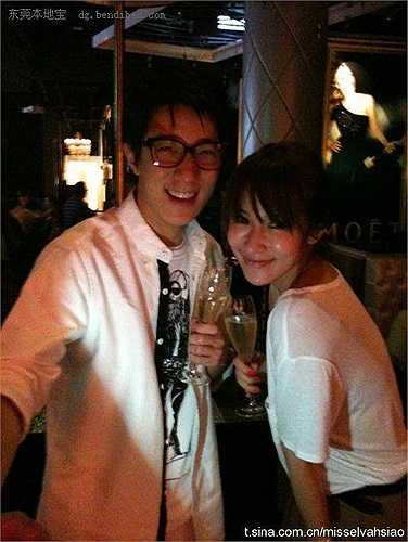 Tháng 7/2007, Phòng Tổ Danh đã đích thân mời Tiêu Á Hiên cùng xem liveshow của Christina Aguilera. Tại sự kiện trên, Coco Lee cũng tới xem, vì là chị em kết nghĩa của Á Hiên. Sau đó Phòng Tổ Danh rời khỏi chỗ ngồi, ra hiệu chào tạm biết Coco Lee, Tiêu Á Hiên cũng nhanh chóng rời đi cùng Tổ Danh.