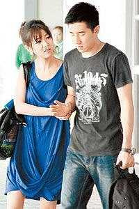 Sau khi kết thúc đàm phám đóng phim ở Đài Loan và quay lại đại lục, phóng viên xứ Đài đã chụp được hình ảnh cặp đôi tay trong tay ở sân bay. Nhiều nguồn tin khi đó cho rằng, Tổ Danh và Doanh Trân đã yêu nhau được nửa năm, thậm chí Tổ Danh khi ở nước ngoài còn gửi tin nhắn 'báo cáo' lịch làm việc của anh cho bạn gái (Theo 24h)