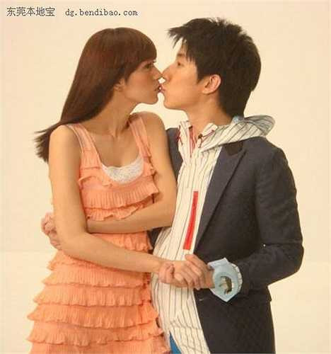 Sau đó không lâu, Phòng Tổ Danh lại đăng tải bức hình đang hôn người đẹp Tuyết Phù trên trang cá nhân. Tuyết Phù cũng không ngại khen ngợi Tổ Danh là người vui tính, gần gũi và hiền lành, rất phù hợp với hình mẫu 'bạch mã hoàng tử' của cô.