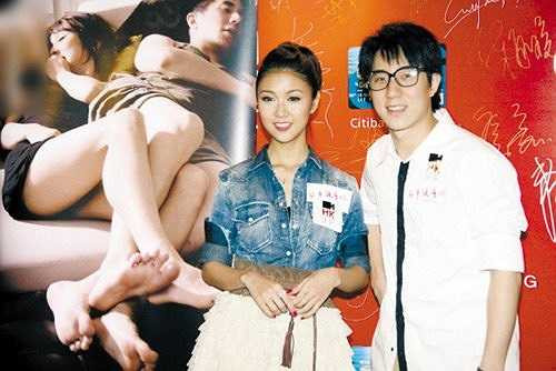 Năm 2005, Phòng Tổ Danh và Tiết Khải Kỳ nên duyên khi cùng đóng chung trong bộ phim điện ảnh Sớm trưởng thành (2005). Trong phim có cảnh hai người hôn nhau hết sức lãng mạn. Thời gian đó, Tổ Danh đã theo đuổi và tán tỉnh Khải Kỳ bằng việc chụp hình và sáng tác ca khúc.