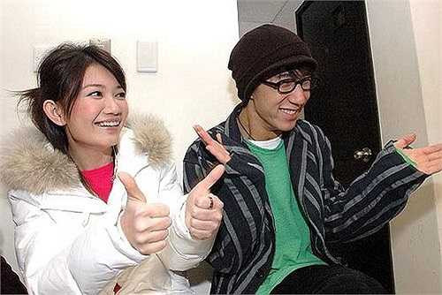 Một người thạo tin cho biết, Lương Tịnh Như và Phòng Tổ Danh quen biết và yêu nhau vì cả hai nhiều lần chạm mặt tại phòng ghi âm. Có lần, Tịnh Như được Tổ Danh mời đến nhà ăn tối. Ông nội Tổ Danh còn khen Tịnh Như có đôi mắt to, sáng, ngoan ngoãn và lễ phép