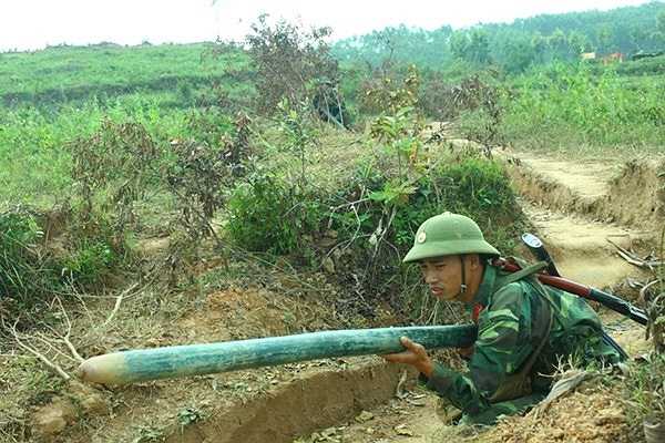 Chiến sĩ mang lượng nổ dài áp sát cửa mở
