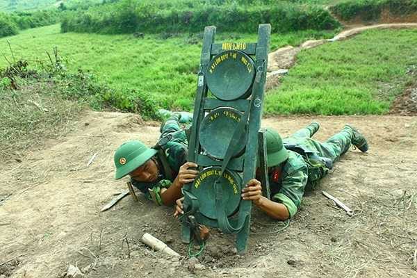 Giá mìn Định hướng DH10, phá hủy hàng rào của địch