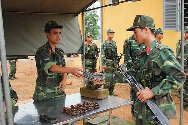 Trên thao trường huấn luyện của Trung đoàn bộ binh 141 (Sư đoàn 3), chúng tôi được chứng kiến không khí luyện tập khẩn trương của các VĐV chuẩn bị tranh tài trong Hội thi bắn súng hỏa lực của Quân khu 1.