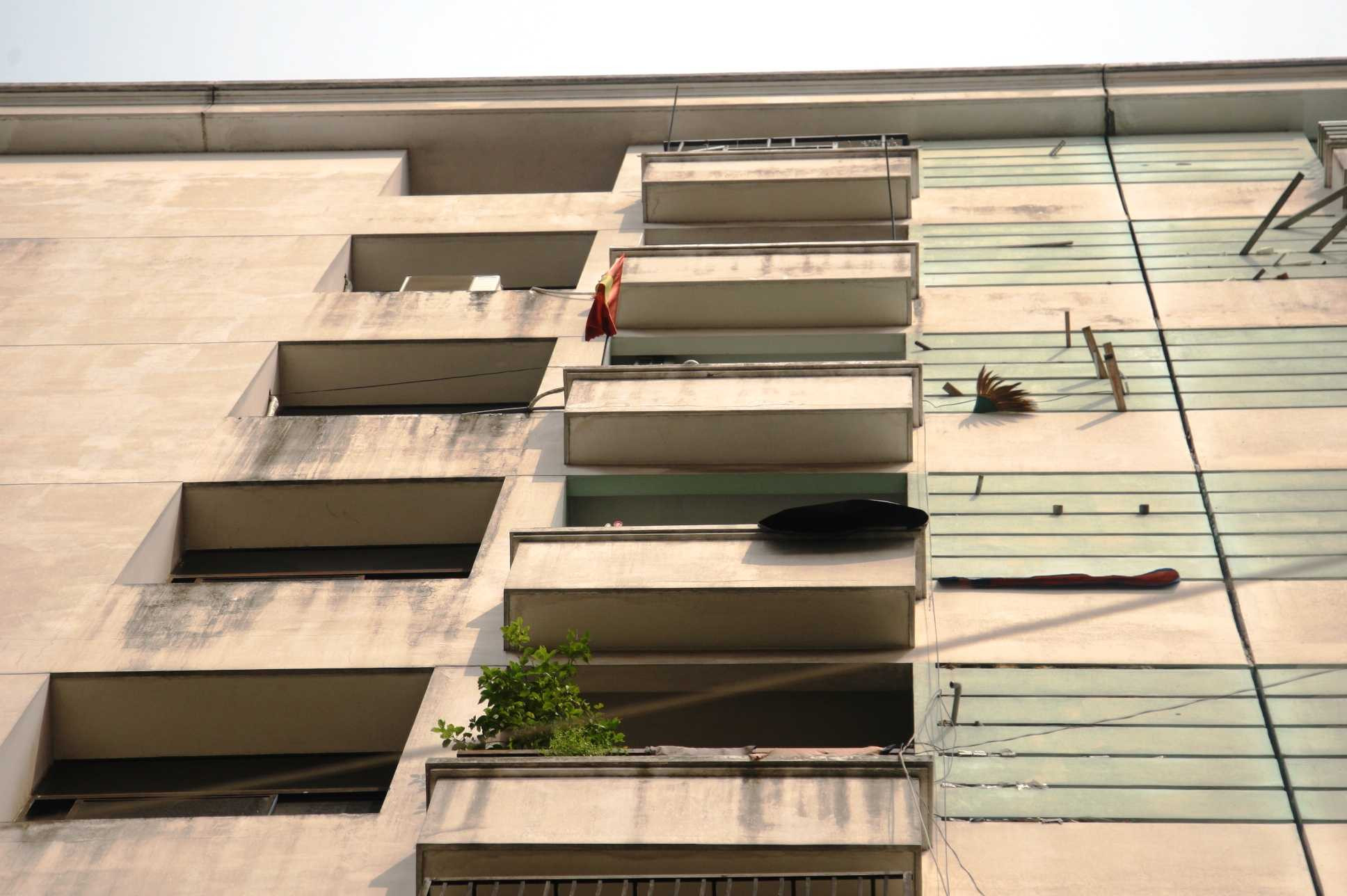 Hiểm họa lan can 'tử thần' rình rập trẻ em ở Sài Gòn