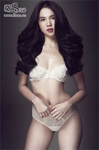 Cô nàng không ngại chuyện trút bỏ xiêm y để có được những bộ hình nóng bỏng, gợi cảm nhất. Cũng không thể phủ nhận, vóc dáng nuột nà, đường cong gợi cảm và nước da trắng ngần của 'nữ hoàng nội y' là niềm mơ ước của không ít các cô gái trẻ đồng thời khiến đấng mày râu không thể rời mắt.