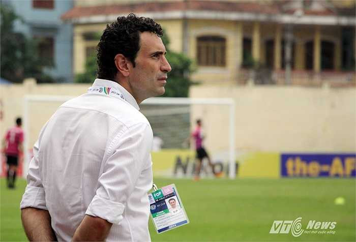 Đó là Jose Francisco Molina Jimenez - cựu thủ thành ĐT Tây Ban Nha và HLV trưởng của Kitchee Hong Kong.