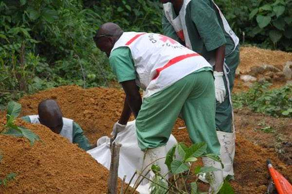 Người phụ nữ chết không đất chôn vì Ebola