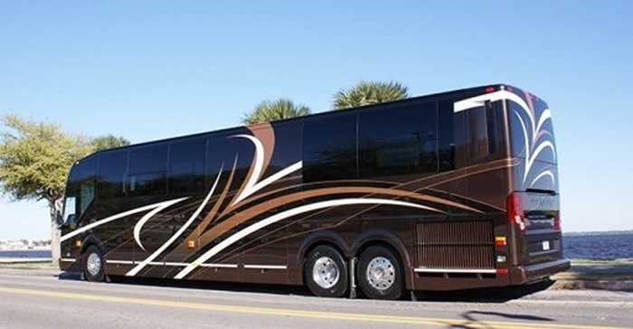 Mới nhất là chiếc Prevost H3-45 với 4 cửa trượt, có thể biến những hành trình dài thành cuộc chu du kỳ thú, theo kiểu lối sống xa hoa thượng hạng. Công nghệ trang bị cho xe là tối tân cho một chiếc xe bus đường dài.