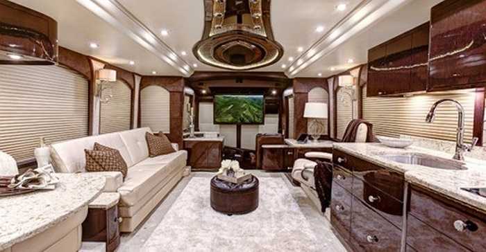 Với lợi thế không gian rộng lớn, các kỹ sư của hãng Millennium Luxury Coach chuyển thành ngôi nhà di động thực sự xa xỉ và hiện đại, nội thất tiện nghi cao cấp như cung điện hoàng gia.