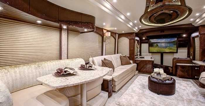 Bài trí trong xe thường là theo đặt hàng của chủ nhân, nhưng cơ bản bao gồm phòng khách, phòng ngủ, phòng tắm, bếp... cho khoảng 2 - 3 người trên một hành trình dài