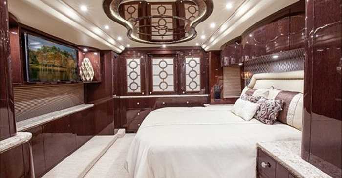 Phòng ngủ cũng là nơi được đặc biệt chăm chút, để việc nghỉ ngơi trên cỗ xe lớn như thế này không khác gì ở nhà.