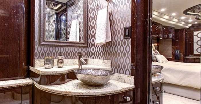 Các phòng chức năng khác như bếp, vệ sinh được bài trí vừa đảm bảo tiện ích tối đa, đồng thời vẫn toát lên sự lịch lãm đến từng chi tiết.