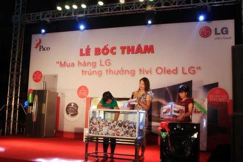 Nữ khách hàng đầu tiên nhận thưởng TV OLED 3D tại PICO