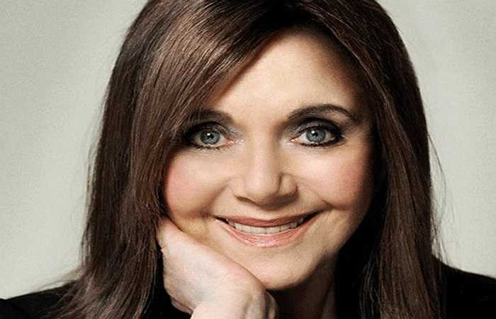 2. Nhìn vẻ ngoài của nữ bác sĩ người Anh Miriam Stoppard, ai cũng nghĩ bà chỉ khoảng tầm 30. Nhưng thật ra, năm nay bà đã 77 tuổi.